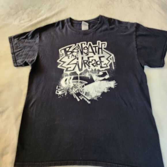 Gildan Shiny Tag Beneath The Surface Black Tshirt With Graphic Size Large - Picture 1 of 5